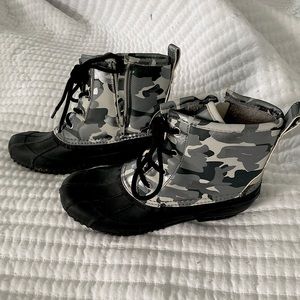 Isaac Mizrahi rain/snow boots, zipper side & tie  closure,barely worn,warm  Sz8